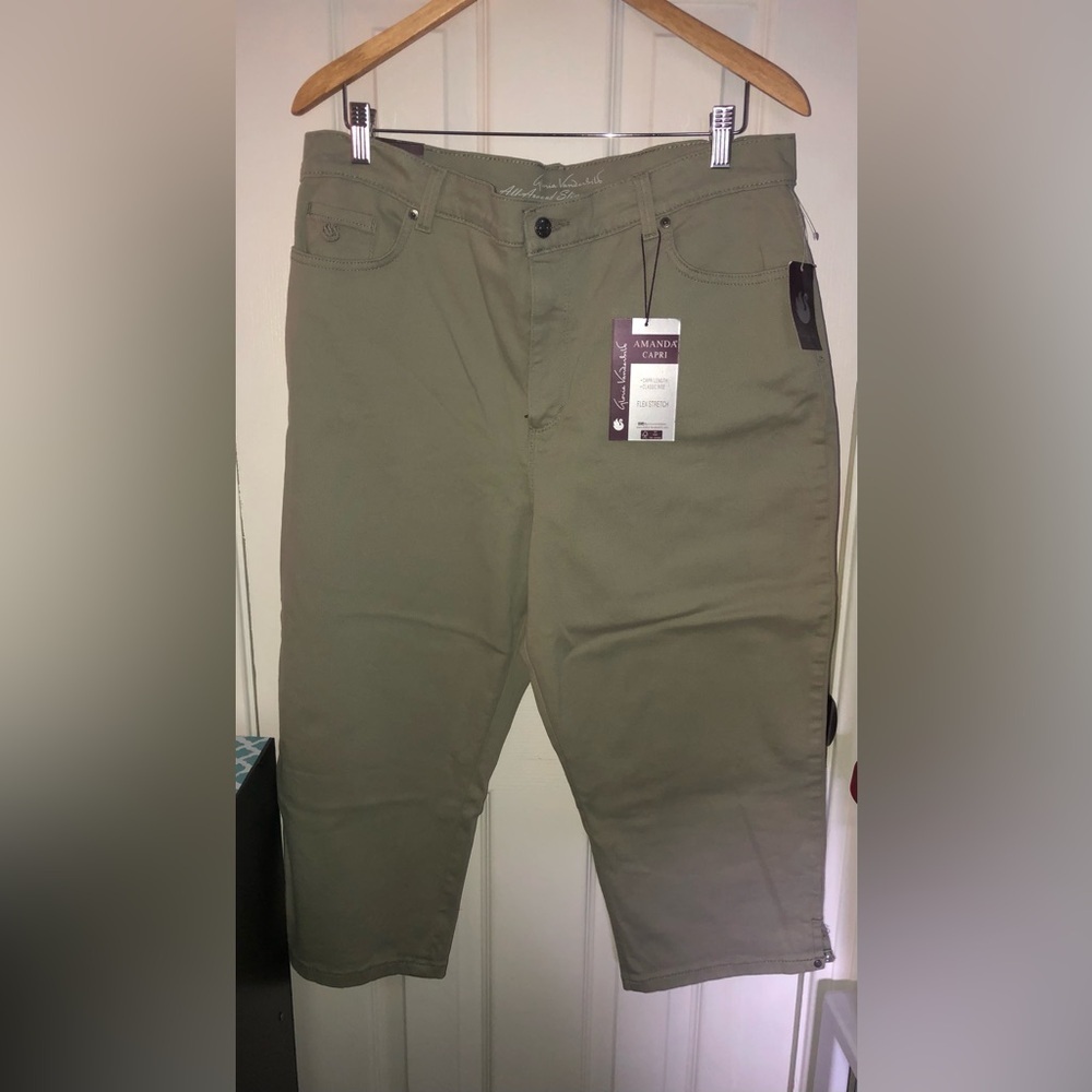 Gloria Vanderbilt Olive Green Capri Pants - Picture 3 of 13